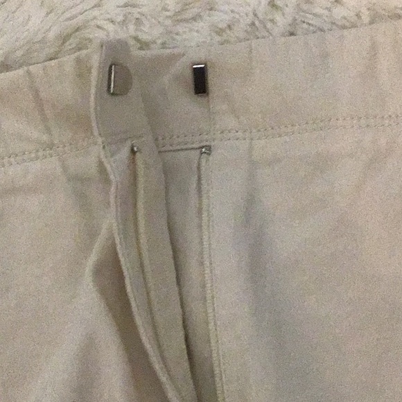 Tommy Bahama cream shorts size 10 - Picture 6 of 7